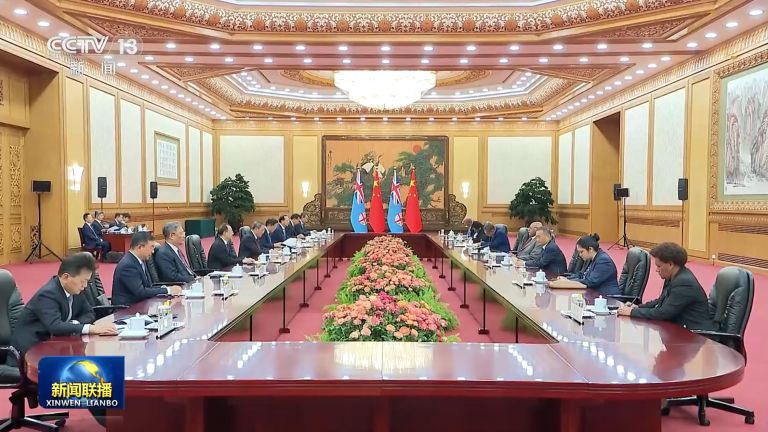 Le Premier ministre Li Keqiang appelle à porter la coopération Chine-Fidji à un niveau supérieur