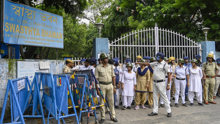 Un hôpital indien clé met fin à sa grève, mais les protestations contre le viol des médecins font rage