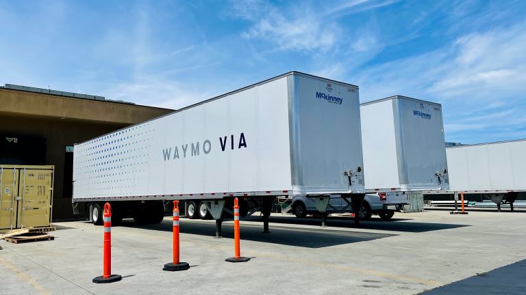 La Californie élabore de nouvelles règles pour les camions autonomes dans un contexte de débat sur la sécurité