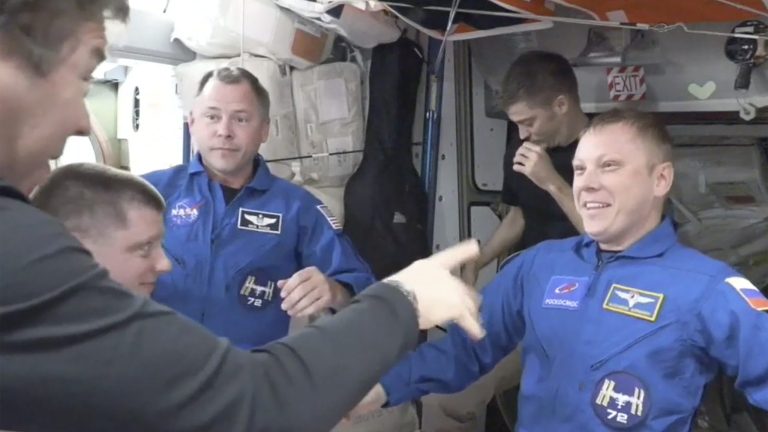 La capsule SpaceX pour les astronautes coincés accoste à la station spatiale