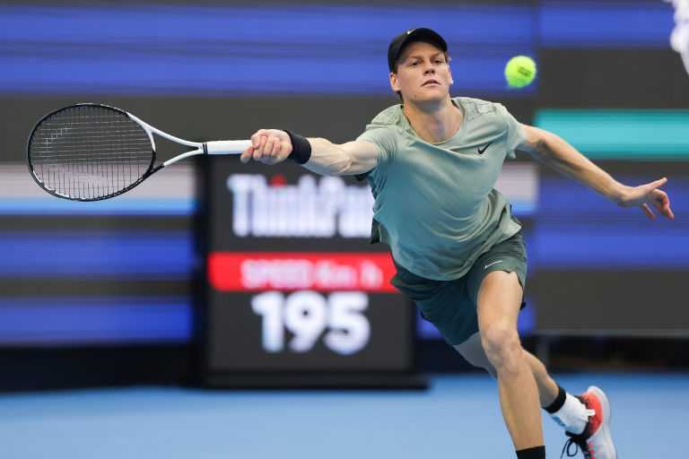 Le numéro un mondial Jannik Sinner revient et remporte le premier tour de l&rsquo;Open de Chine