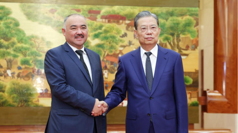 Le plus haut législateur chinois appelle à davantage d&rsquo;échanges avec le parlement kirghize