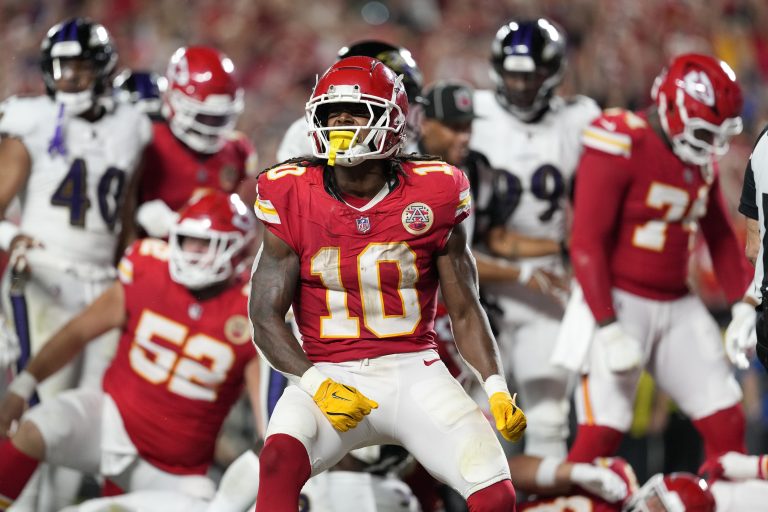 Les Chiefs entament leur campagne de défense du Super Bowl avec une victoire serrée contre les Ravens