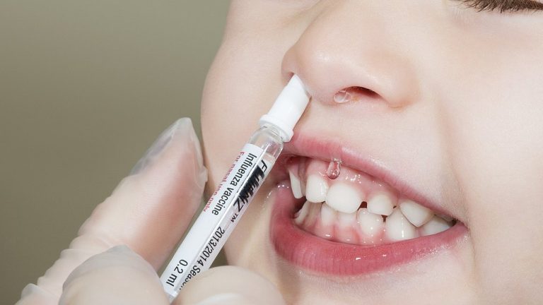 Les États-Unis approuvent un vaccin antigrippal sous forme de spray nasal pour usage personnel
