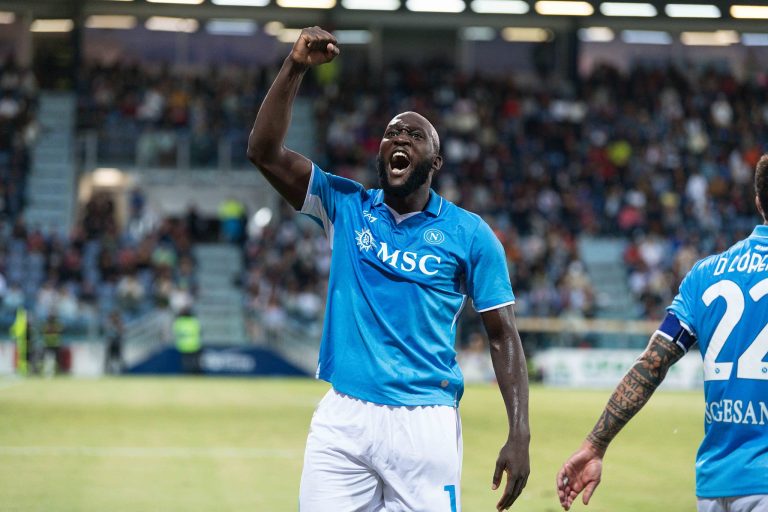 Naples a peut-être trouvé un nouveau héros en Lukaku lors de la victoire 4-0 à Cagliari
