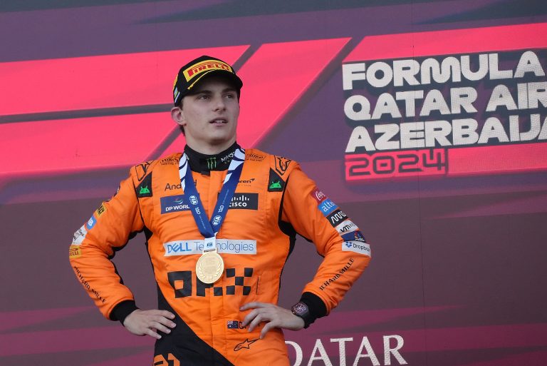 Piastri remporte le Grand Prix de Formule 1 d&rsquo;Azerbaïdjan après un accident qui a mis KO Perez et Sainz
