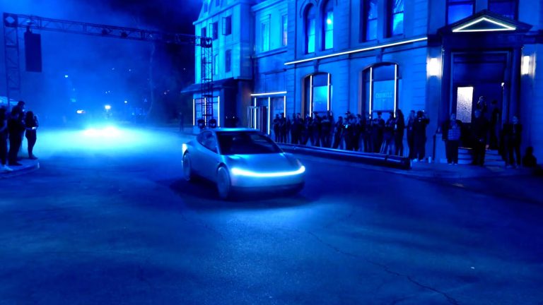 Elon Musk dévoile un robotaxi à deux portes, pas de production avant 2026