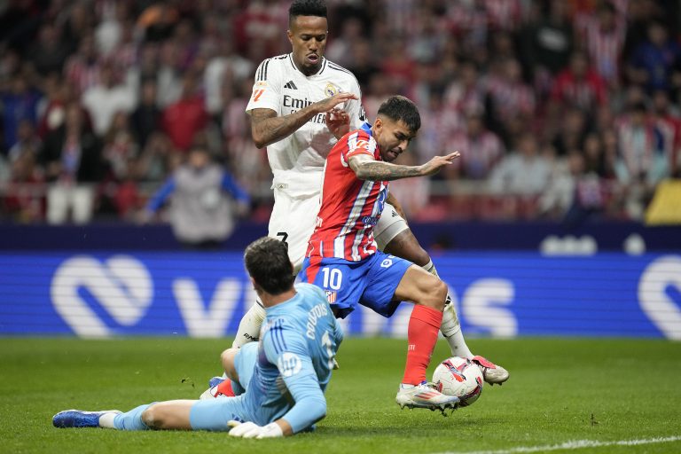 L&rsquo;Atletico égalise tardivement contre le Real dans le derby interrompu de Madrid