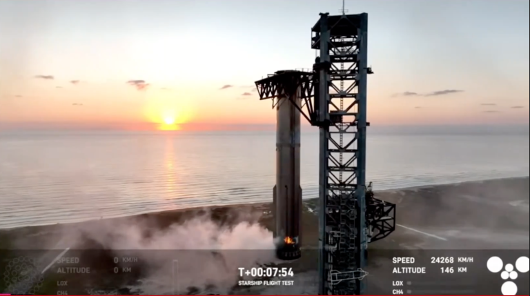 Le booster du vaisseau spatial attrapé par des « baguettes » mécaniques