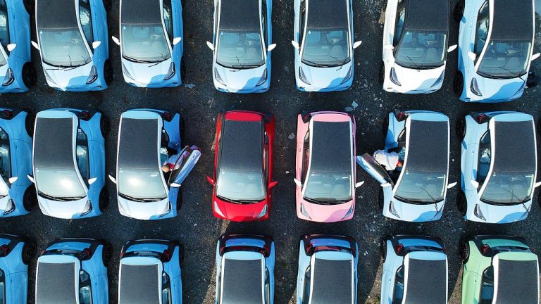 Les droits de douane supplémentaires imposés par l&rsquo;UE sur les véhicules électriques fabriqués en Chine suscitent des réactions négatives