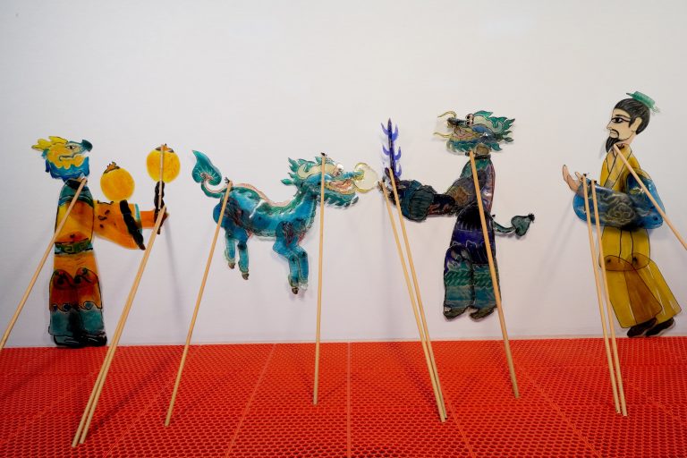 Les marionnettes d’ombres Kong Family Mansion font revivre l’art traditionnel
