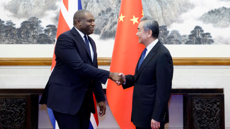 Wang Yi s&rsquo;entretient avec le ministre britannique des Affaires étrangères David Lammy