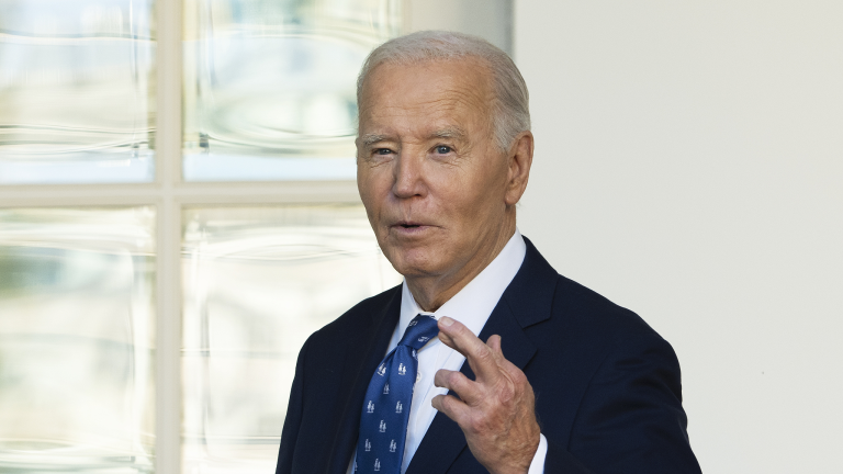 Biden dit qu&rsquo;il espère que Trump repensera les tarifs douaniers sur le Mexique et le Canada