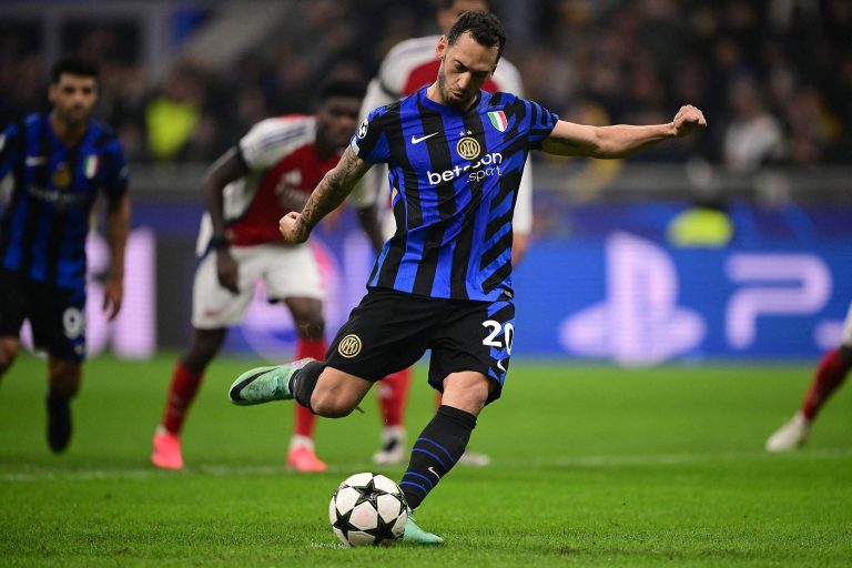 Calhanoglu marque un penalty pour donner la victoire à l&rsquo;Inter Milan contre Arsenal