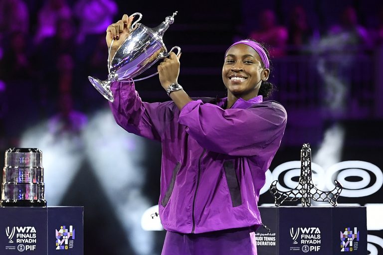 Coco Gauff devance Zheng Qinwen pour remporter son premier titre en finale WTA