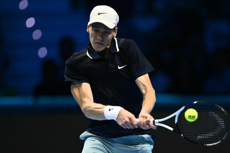 Inspired Sinner bat Fritz pour remporter une deuxième victoire aux finales de l&rsquo;ATP