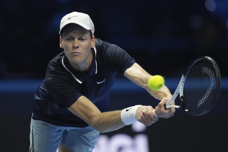 Jannik Sinner ouvre la campagne des finales ATP avec une victoire contre De Minaur