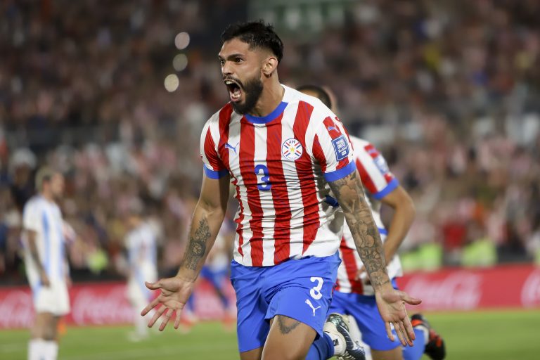 L&rsquo;Argentine subit une défaite choc 2-1 contre le Paraguay lors des éliminatoires de la Coupe du monde