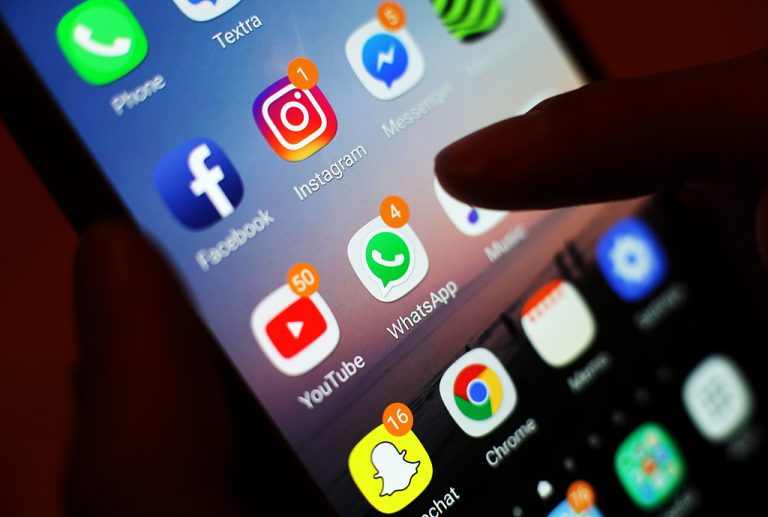 L&rsquo;Australie s&rsquo;apprête à interdire les réseaux sociaux aux enfants après un débat houleux