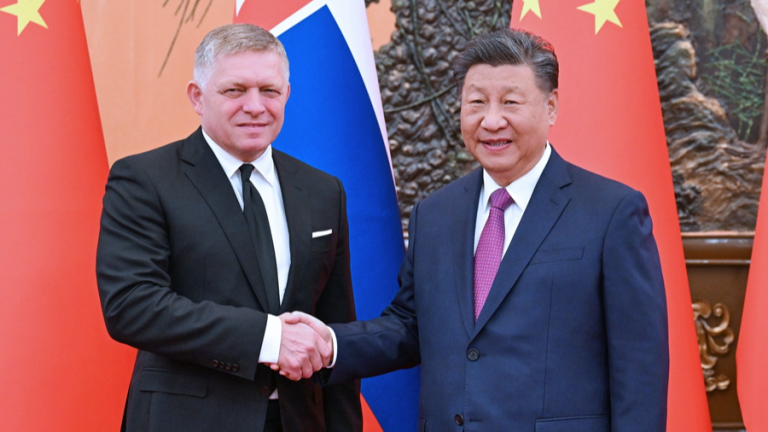 Le président Xi et le Premier ministre slovaque se rencontrent à Pékin et conviennent de renforcer leurs relations