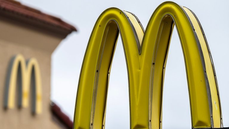Les cas d&rsquo;E. coli atteignent 104 dans une épidémie chez McDonald&rsquo;s liée à des oignons émincés