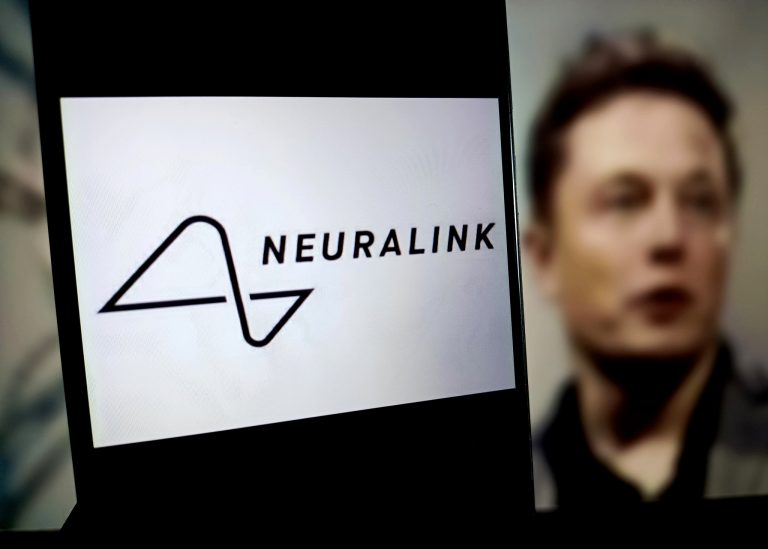 Neuralink reçoit l&rsquo;approbation canadienne pour des essais d&rsquo;implantation de puces cérébrales