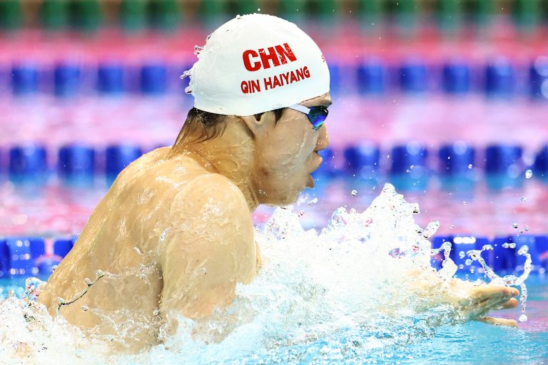 Qin remporte l&rsquo;or au 100 m brasse masculin à la Coupe du monde à Singapour