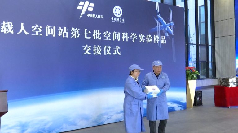 Shenzhou-18 renvoie des échantillons pour la recherche sur les habitations extraterrestres