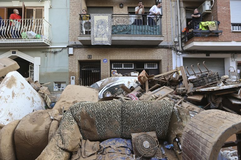 Un expert met en garde contre une crise climatique mondiale extrême alors que l’Espagne fait face à des inondations