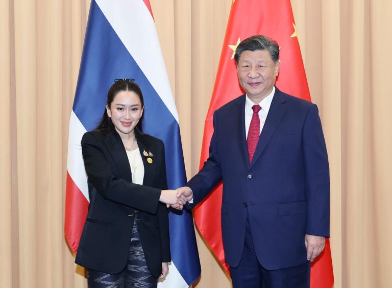 Xi Jinping rencontre le Premier ministre thaïlandais à Lima