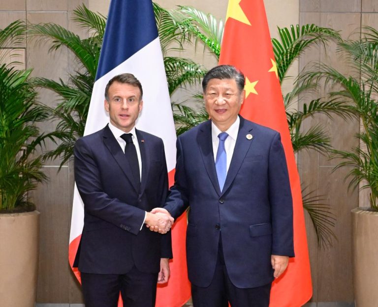 Xi estime que les relations sino-françaises revêtent une importance stratégique unique