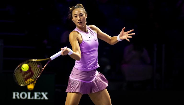 Zheng Qinwen bat Jasmine Paolini et atteint les quatre dernières finales de la WTA