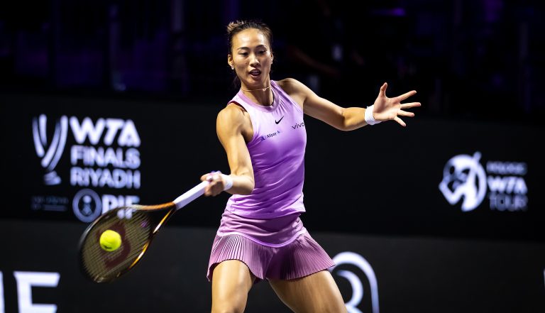Zheng Qinwen bat la Kazakhe Rybakina pour sa première victoire en finale WTA