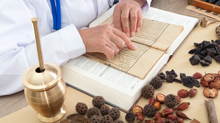 La Chine va former plus de 1 300 étrangers à la médecine traditionnelle chinoise