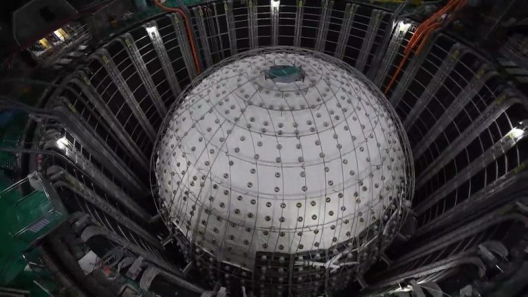 Le détecteur de neutrinos sphériques transparent de Chine atteint un stade critique