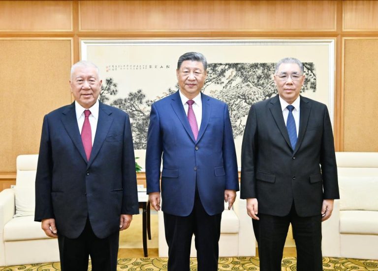 Le président Xi rencontre les anciens directeurs généraux de la RAS de Macao