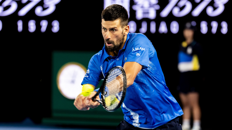 Djokovic défie la douleur pour se qualifier pour les huitièmes de finale de l&rsquo;Open d&rsquo;Australie