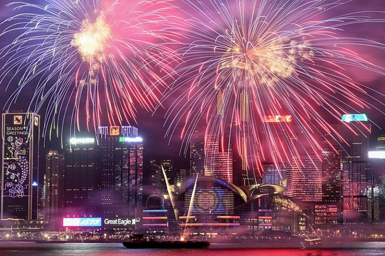Hong Kong marque le Nouvel An chinois avec des feux d&rsquo;artifice éblouissants