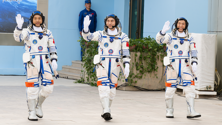La Chine honore les astronautes de la mission Shenzhou-18 avec des médailles