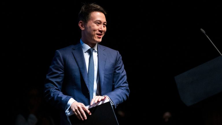 Le PDG de TikTok, Shou Zi Chew, assistera à l&rsquo;investiture de Trump, rapporte le New York Times