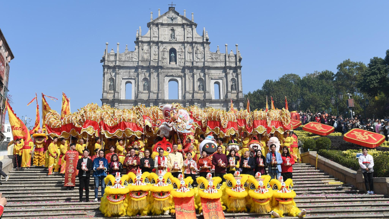Les célébrations du festival du printemps éclairent Hong Kong, Macao, Taiwan