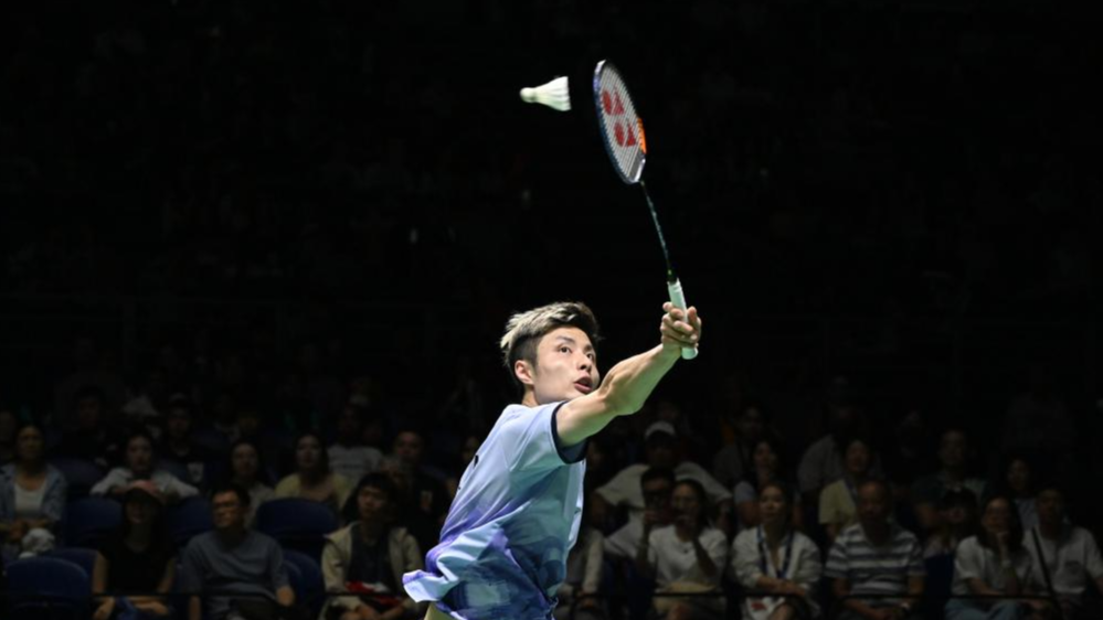 Le Chinois Shi Yuqi réussit un tir lors de sa victoire en trois matchs contre Chou Tien-chen du Chinese Taipei pour atteindre les demi-finales du simple messieurs à l'Open de Malaisie de la BWF à Kuala Lumpur, en Malaisie, le 10 janvier 2024. /Xinhua