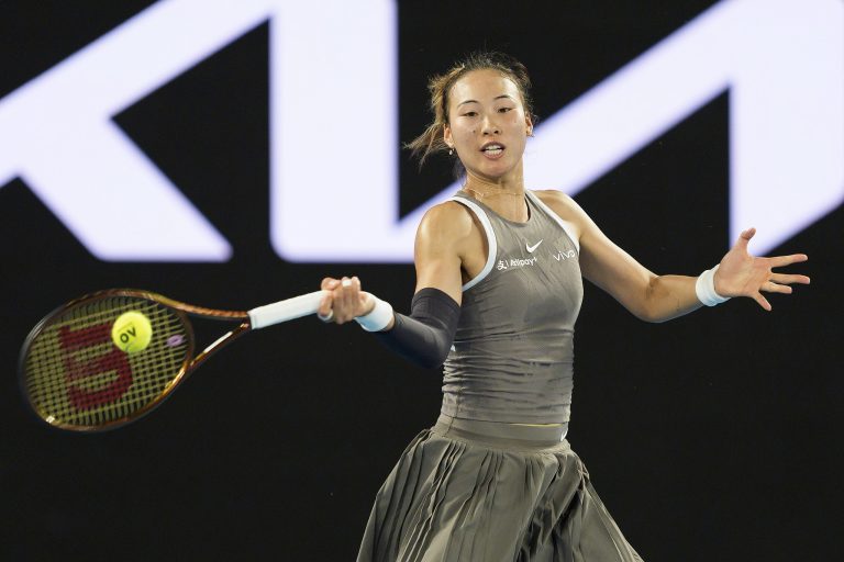 Zheng Qinwen débute l&rsquo;Open d&rsquo;Australie avec un premier match victorieux