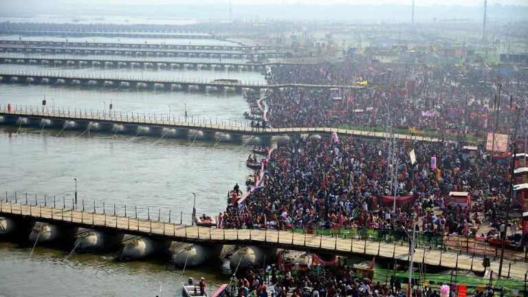 India, mega swallow to the Kumbh Mela, 30 kilometer queues