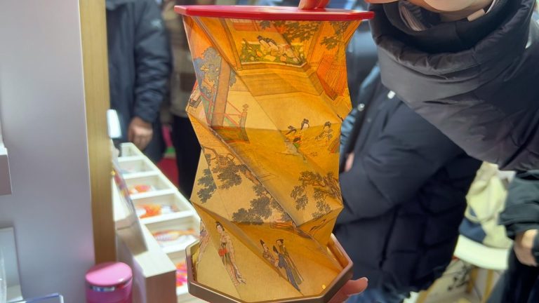 La lanterne inspirée de la peinture ancienne mélange la tradition avec la modernité