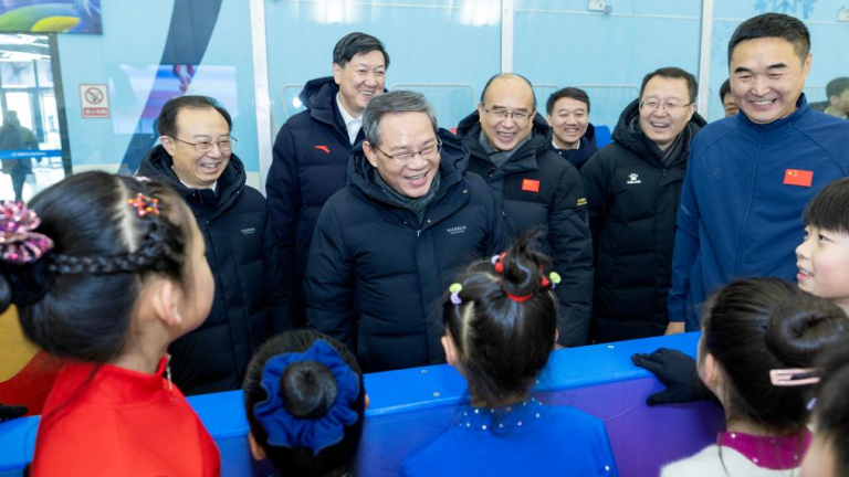 Le premier ministre chinois souligne le développement des sports d&rsquo;hiver, l&rsquo;économie