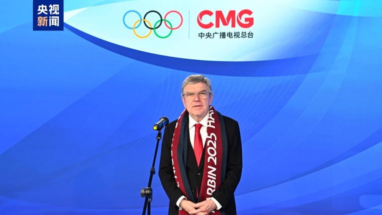 Le président du CIO attribue une accréditation à l&rsquo;équipe Milan 2026 de CMG