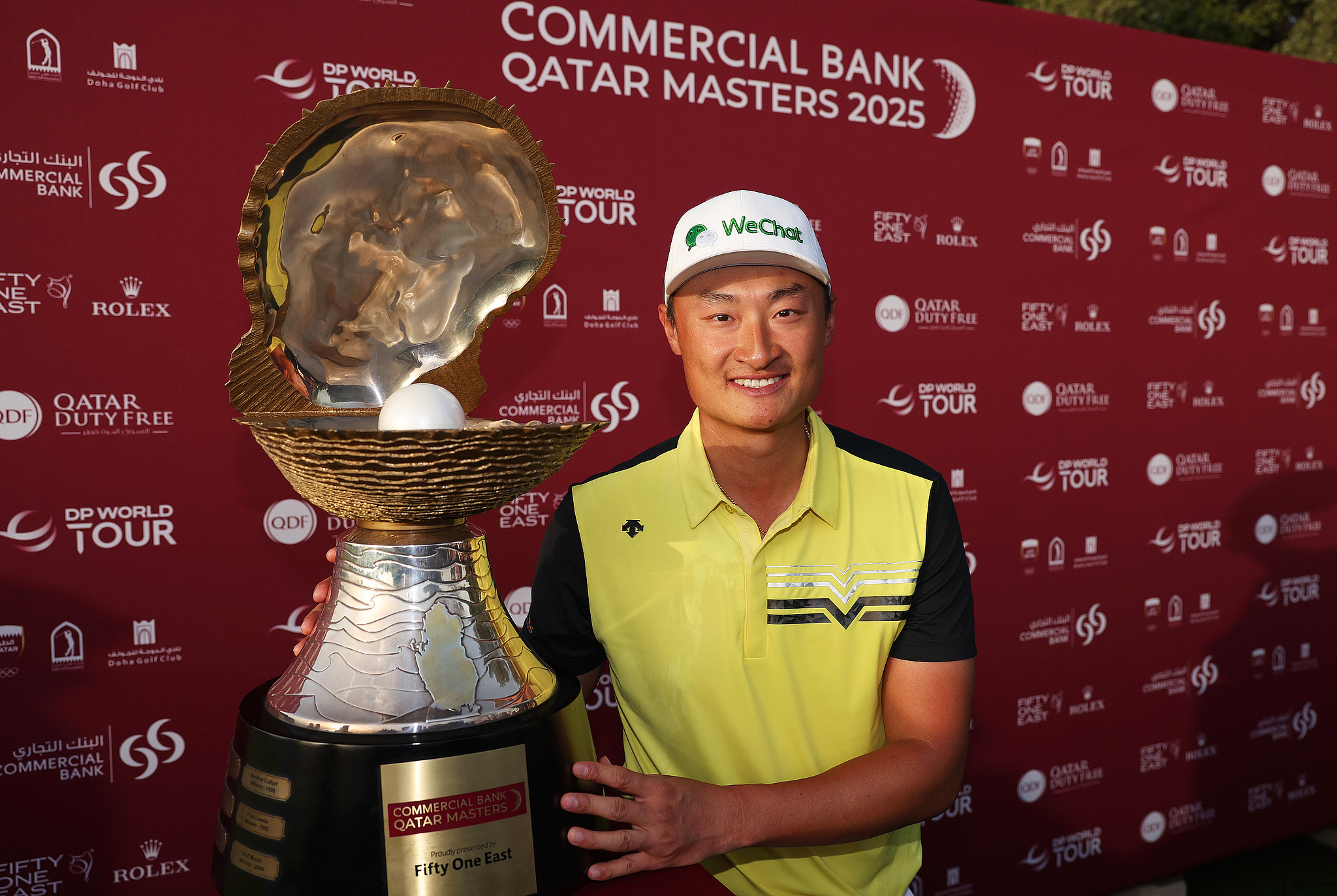 Li Haotong de Chine célèbre avec le trophée après avoir remporté le DP World Tour Qatar Masters à Doha, Qatar, 10 février 2025. / VCG
