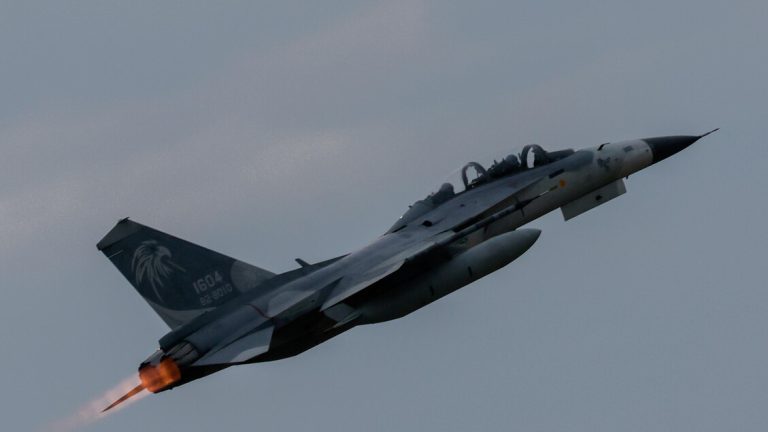 Taiwan, 9 military jets and six Chinese aerostatic balloons detected