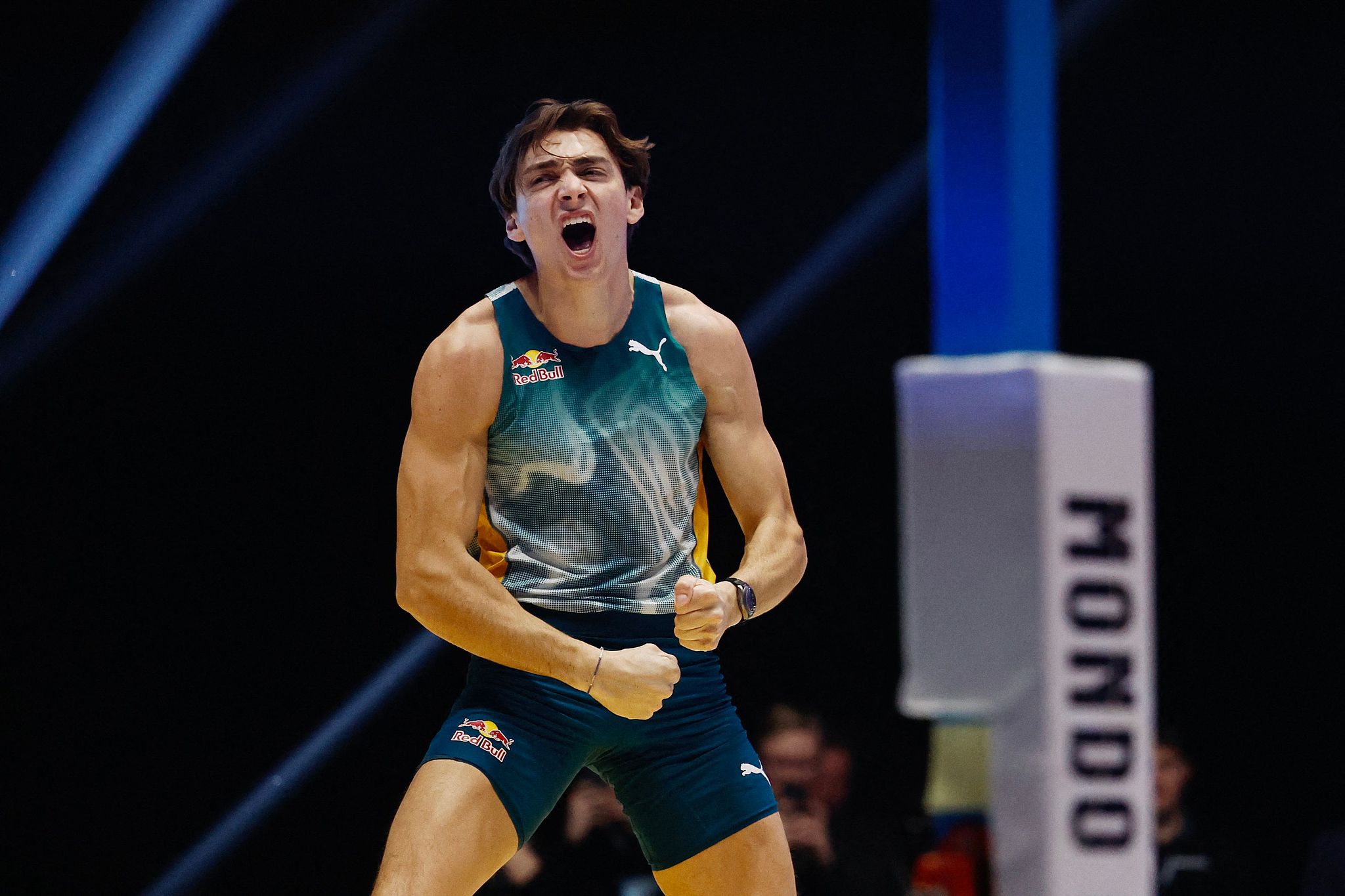 Armand Duplantis de Suède réagit après avoir remporté le titre de saut à la perche masculine à la réunion d'athlétisme de Mondo Classic à l'IFU Arena à Uppsala, Suède, 13 mars 2025. / VCG